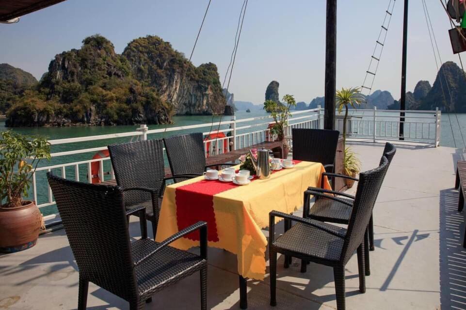Moonlight Hotel Hạ Long Extérieur photo